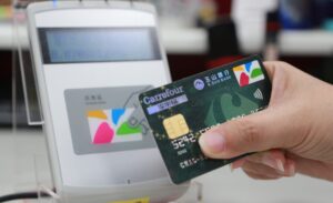 Person tapping Taiwan EasyCard on card reader